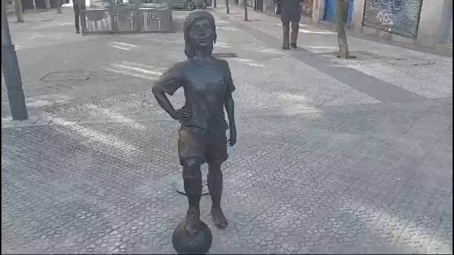 Fue inaugurada la estatua de una niña y su balón mirando a San Mamés en conmemoración por la final de la Champions League femenina.