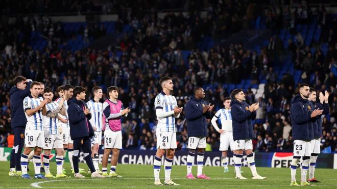 Los jugadores de la Real Sociedad saludan a la afición tras el partido (Foto: Real Sociedad).
