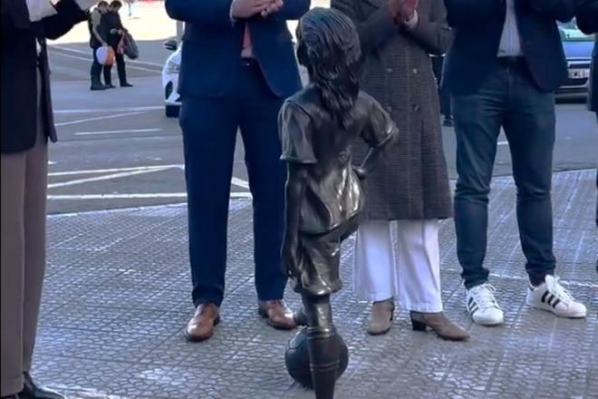 La estatua de una niña con un balón recibirá a jugadoras y público en su camino a San Mamés (Foto; Onda Vasca).