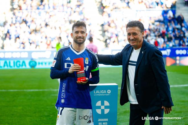 Sebas Moyano recibe el premio a mejor jugador del mes del Real Oviedo (foto: LALIGA).