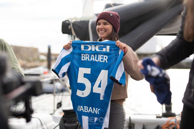 Brauer recibe la camiseta del Dépor tras dar la vuelta al mundo (Foto: RCD).