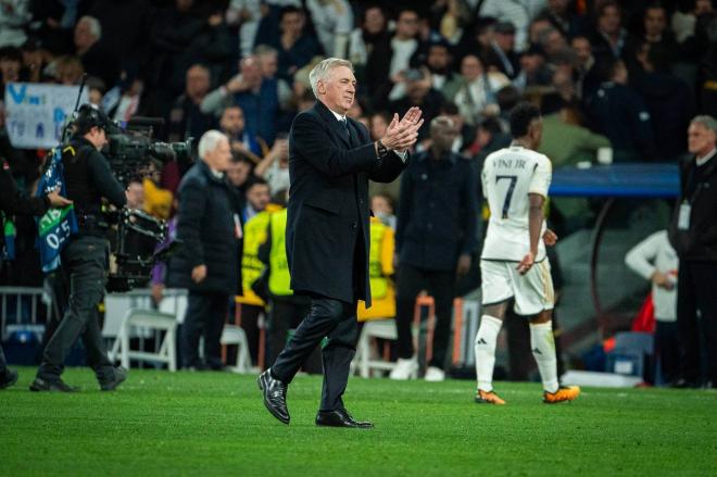 Carlo Ancelotti aplaude a la afición tras el Real Madrid-Leipzig (Foto: Cordon Press)