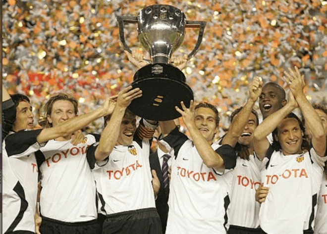 El Valencia CF levanta el título de Liga de 2004.