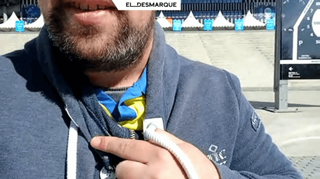 El aficionado del Villarreal enseña el cuello de su camiseta (Captura del Twitch de ElDesmarque)