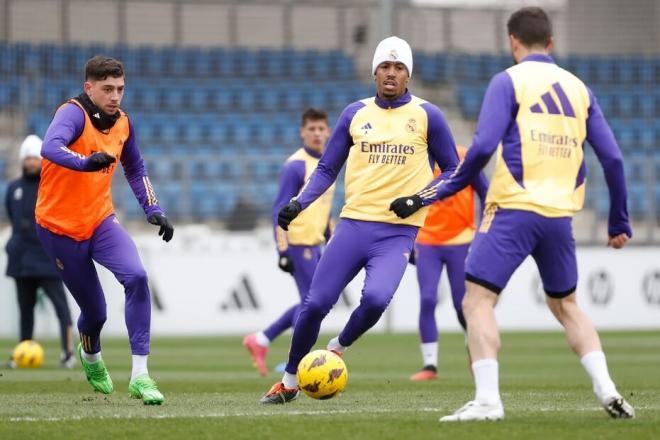 Eder Militao entrenando con sus compañeros del Real Madrid (Foto: RM).