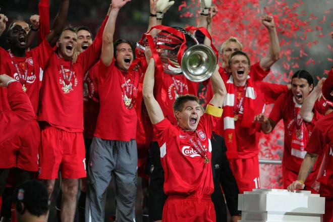 Gerrard levanta la Champions con el Liverpool en Estambul (Foto: Cordon Press)