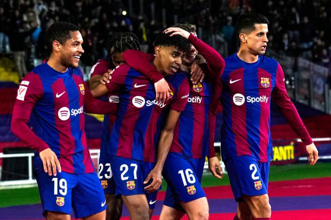 Lamine Yamal celebra con sus compañeros el gol del Barcelona ante el Mallorca (Foto: Cordon Press)