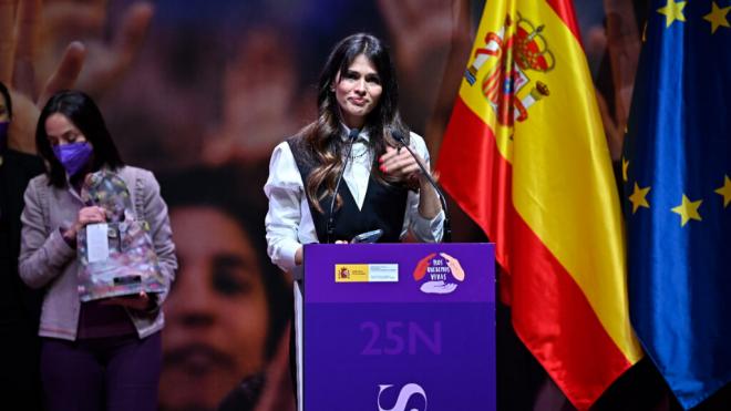 Sara Sálamo recibiendo un premio por su lucha contra la violencia de género (Europa Press)