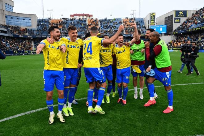 Los jugadores, celebrando la victoria tras el partido (Foto: Cádiz CF).