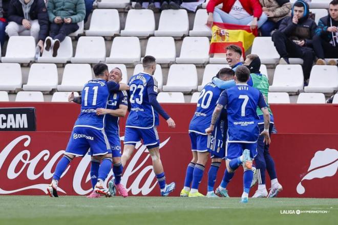 Los jugadores del Real Oviedo celebran un gol esta temporada (Foto: LALIGA Hypermotion).