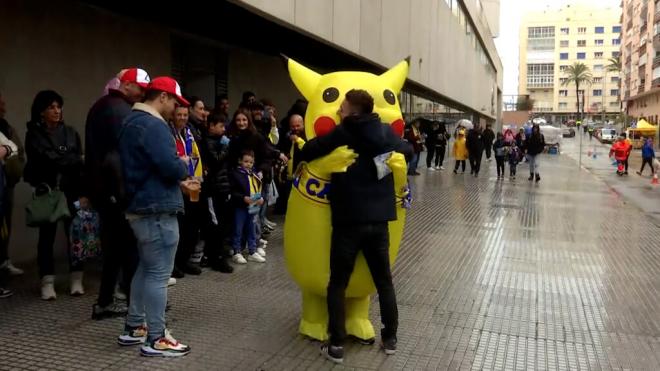 El aficionado disfrazado de Pikachu amenizando a los cadistas