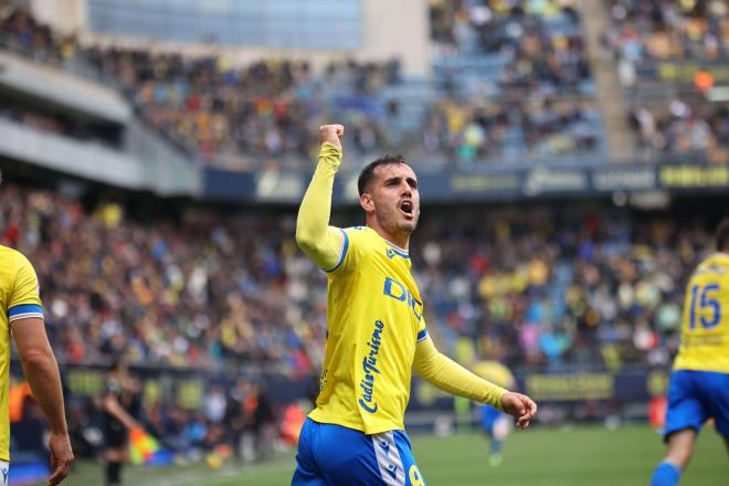 Gol de Juanmi en el Cádiz-Atleti (Foto: Cristo García).