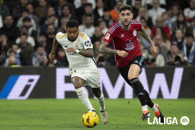 Unai Núñez pugna con Dodrygo en el Real Madrid - Celta (Foto: LALIGA).
