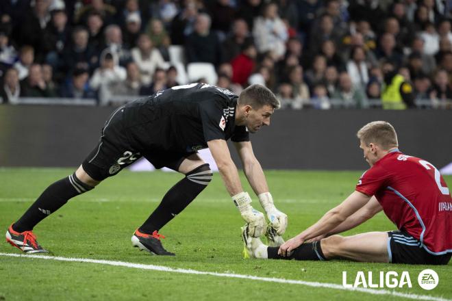 Vicente Guaita anima a Carl Starfelt en el Real Madrid - Celta (Foto: LALIGA).