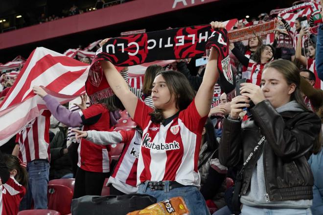 Las chicas jóvenes se dejan ver apoyando en la grada en la semifinal de Copa femenina disputada en San Mamés (Foto: Athletic Club).