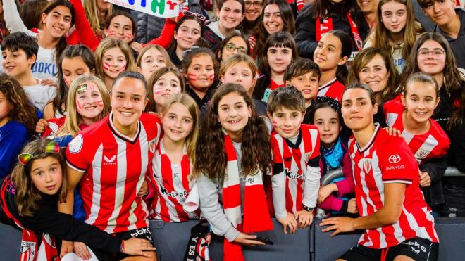 Bibiane y las chicas del futuro en la Copa femenina en San Mamés (Foto: Athletic Club).