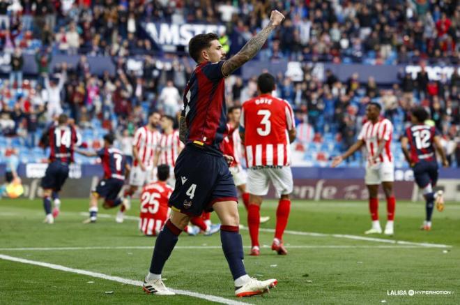 Álex Muñoz celebra su gol ante el Sporting. (Foto: LALIGA)