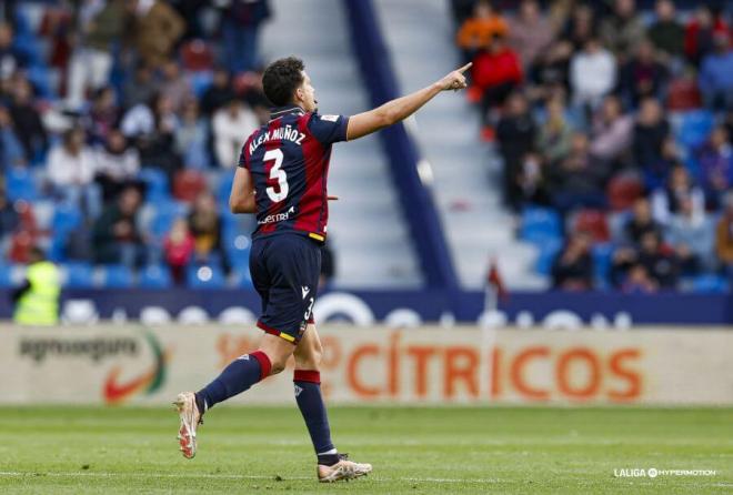 Álex Muñoz celebra su gol ante el Sporting, el primero de los dos que marcó en la 2023/24. (Foto: LALIGA)
