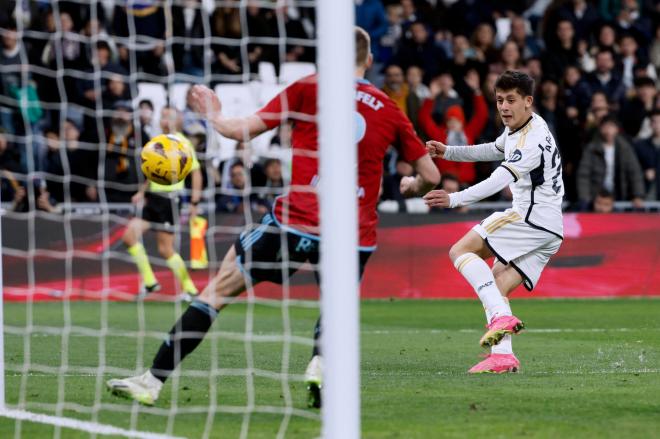 Arda Güler marcando su primer gol con la camiseta del Real Madrid (Foto: EFE).