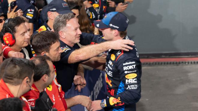 Christian Horner, abrazando a Max Verstappen después de la carrera