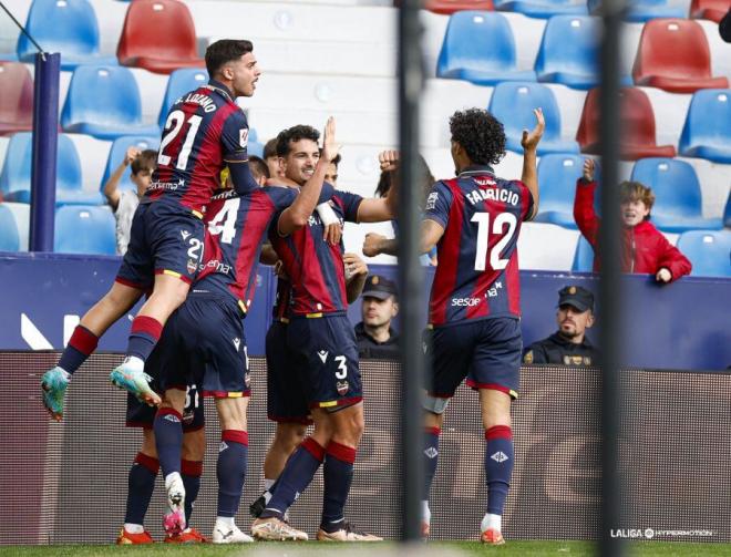 El Levante celebra el gol ante el Sporting. (Foto: LALIGA)