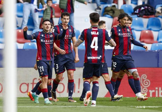 El Levante celebra el gol de Álex Muñoz en el partido ante el Sporting de Gijón en el Ciutat de València. (Foto: LALIGA)