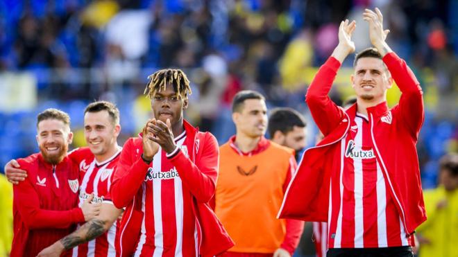 Nico Williams y Oihan Sancet aplauden junto, al resto del equipo, a los aficionados del Athletic Club en Canarias.
