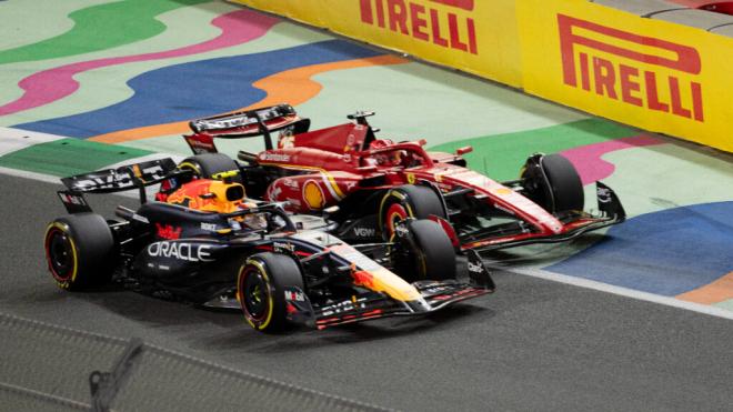 Max Verstappen, luchando con Leclerc en el GP de Jeddah (Foto: Cordon Press).