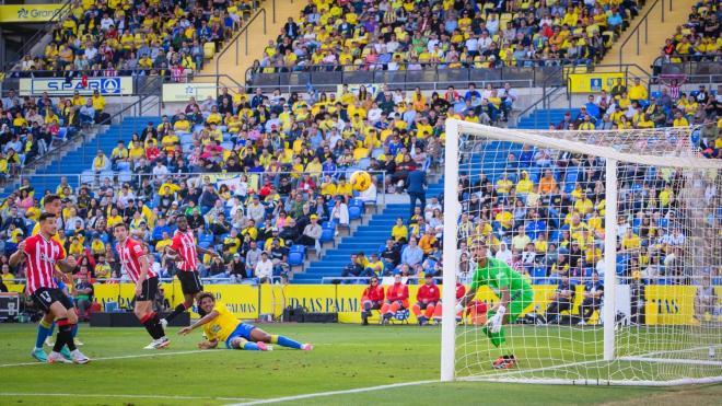El gol en propia de Saúl Coco ante Las Palmas, con Iñaki Williams, VIvian y Yuri (Foto: Athletic Club).