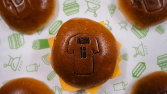La hamburguesa personalizada del Lille para homenajear a Hazard (@losclive)