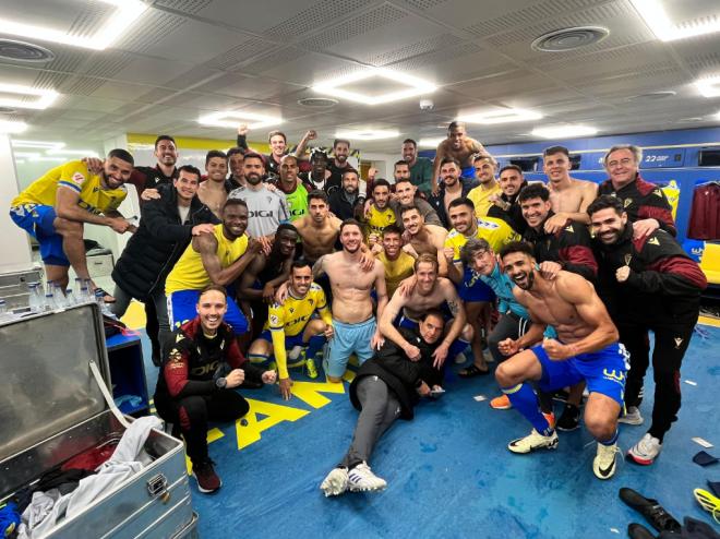 Los jugadores del Cádiz se fotografían juntos en el vestuario tras ganar al Atleti (Foto: Cádiz