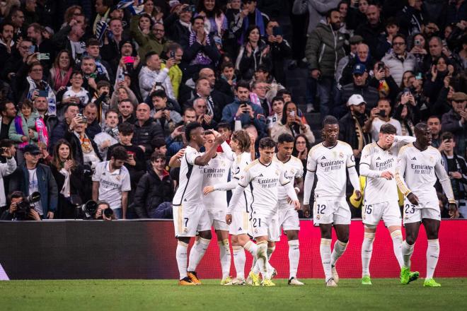 Los jugadores del Real Madrid celebran el gol de Vinicius ante el Celta (Foto: Cordon Press).