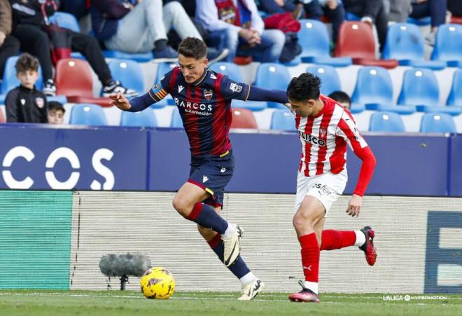 Pablo Martínez en el Levante-Sporting de esta última temporada en el Ciutat (Foto: LALIGA).