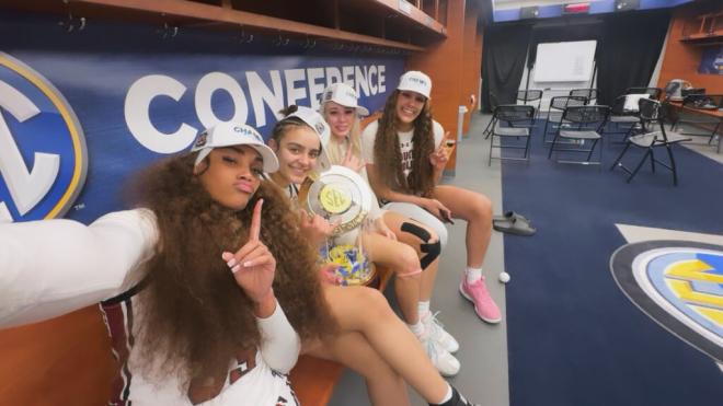Cuatro jugadoras de South Carolina en el vestuario con la Copa (@chloe1kitts)