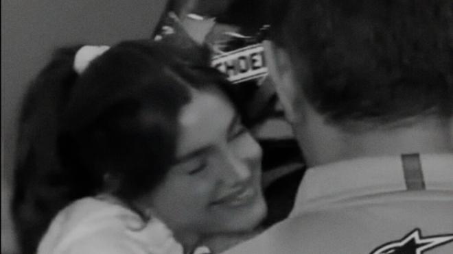 Gemma Pinto abraza a Marc Márquez tras la primera carrea con Gresini (@gemmpinto)