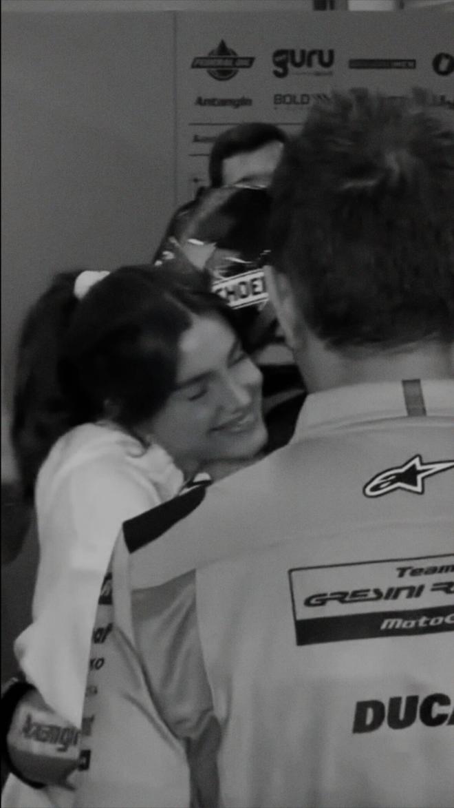 Gemma Pinto se abraza a Marc Márquez tras el GP de Catar (@gemmpinto)