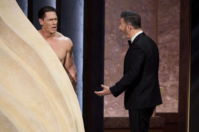 John Cena y Jimmy Kimmel hablando en el escenario de los Oscar (Cordon Press)