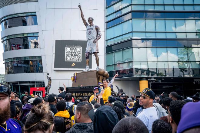 Los aficionados de los Lakers en la estatua de Kobe Bryant (Foto: Cordon Press)