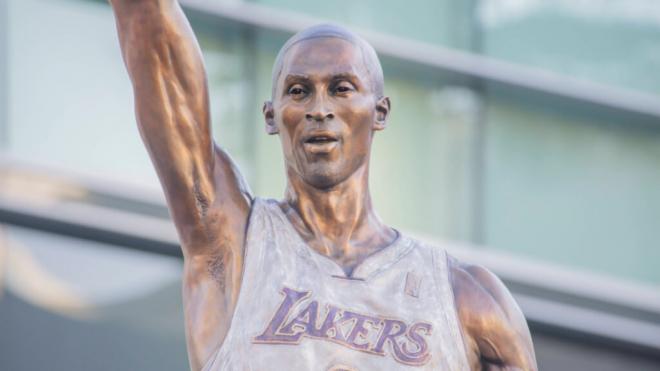 Los errores en la estatua de Kobe Bryant: el nombre de José Calderón aparece mal escrito