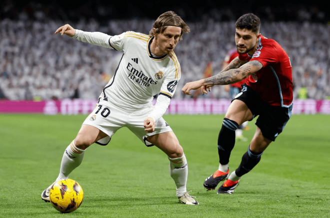 Luka Modric cinduce un balón en el Real Madrid-Celta (Foto: RM).