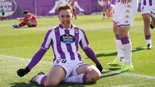 Arnu celebra su gol con el Promesas al Compostela (Foto: Real Valladolid).