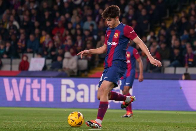 Cubarsí controla el balón durante un partido con el Barça (Foto: Cordon Press)