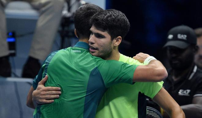 Carlos Alcaraz y Noval Djokovic se abrazan después de un partido (Foto: Cordon Press).