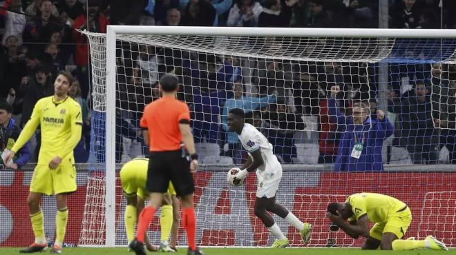 El Villarreal se lamenta por uno de los goles del Olympique de Marsella (Foto: EFE).