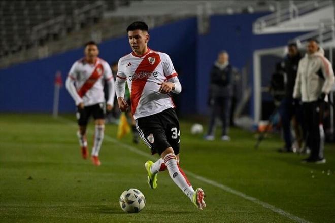 Facundo Mastantuono jugando un partido con River Plate (Foto: RV).