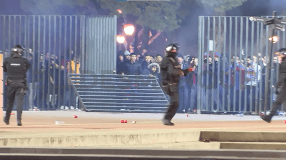 Los aficionados del Barça se enfrentan a la Policía tras intentar entrar en el estadio