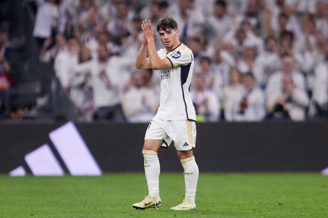 Brahim Díaz aplaudiendo al Santiago Bernabéu (Foto: Cordon Press).