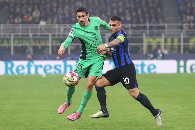 Savic y Lautaro Martínez en el partido entre el Atleti y el Inter. (Fuente: Cordon Press)