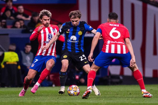 Griezmann y Barella disputan un balón en el Atlético-Inter (Foto: Cordon Press).