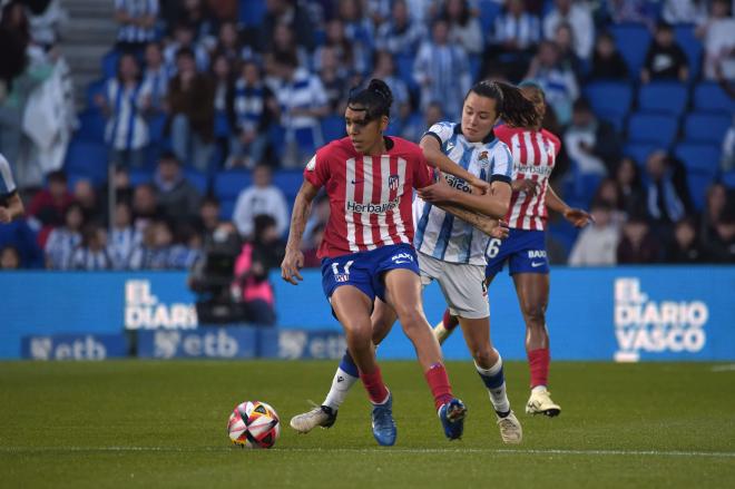 Amaiur Sarriegi pelea por un balón en el Real-Atlético (Foto: Giovanni Batista).